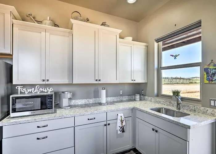 Modern Home: Walk To Wineries + Pets Welcome *